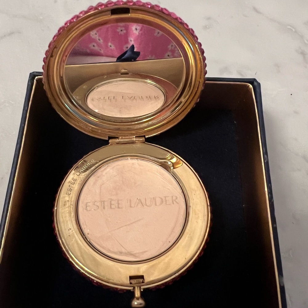 Estee Lauder Peace Sign Pressed Powder - Picture 3 of 7